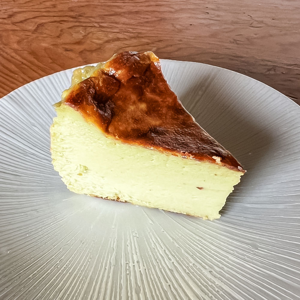 【四国一小さな町の喫茶店】ピスタチオのバスクチーズケーキ 直径15cm×1個 ケーキ 冷凍 取り寄せ スイーツ デザート おやつ お取り寄せスイーツ 冷凍 配送 高知