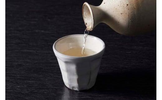 特別純米｢南｣一升瓶 土佐の地酒 南 特別純米 一升瓶 1.8L 米麹 辛口 冷酒 熱燗 純米酒 純米 お酒 酒 おさけ 選べる 配送 常温 冷蔵 ギフト お祝い お中元 お歳暮 高知 安田町 南酒造 MN-04