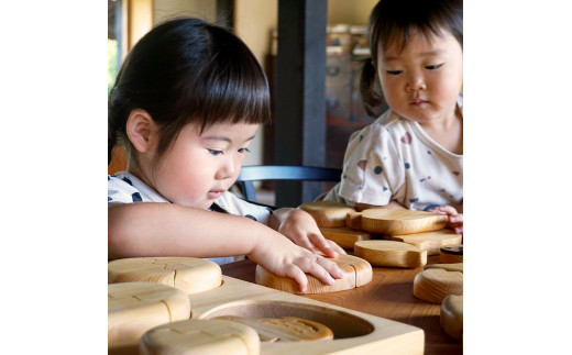 山のくじら舎 かくれんぼパズル きょうりゅう 木製 玩具 赤ちゃん ベビー 幼児 恐竜 ギフト 包装 ラッピング プレゼント 贈り物 贈答 出産祝い 誕生日祝い のし 熨斗対応 高知県産