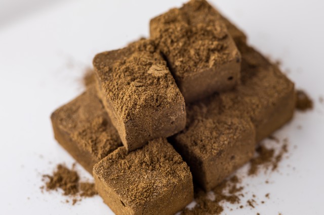 0070405 濃厚生チョコレート 茶のつぼみ（ほうじ茶）