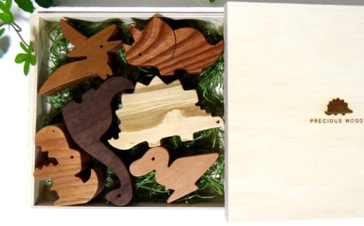 【色味や手触りを楽しむ】恐竜積み木　木箱入　銘木　出産祝い　知育玩具　かわいい