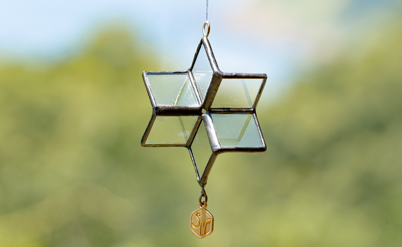 ステンドグラス 雪の結晶 モチーフ オーナメント スノーフレーク クリア ガラス製｜手づくり インテリア 冬 飾り 窓飾り 天井飾り 氷の結晶 プレゼント ギフト 雪模様 クリスマス 北欧風 おしゃれ おうち時間 インテリア小物 ハンドメイド