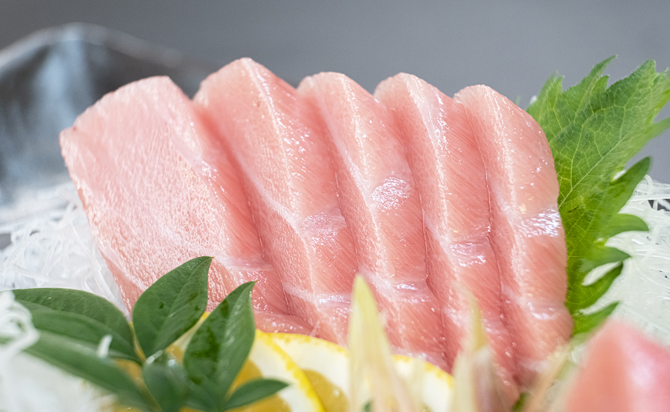 【訳アリ】養殖本マグロ 大トロ 140g 黒潮本まぐろ｜不定貫 不揃い 刺身用 家庭用 最優秀賞受賞 日本一 配達日指定可 指定日配送可 本まぐろ まぐろ 鮪 小分け 個包装 丼 寿司 柵 急速冷凍 解凍簡単 産地直送 高知県 大月町