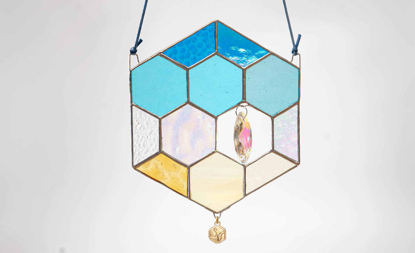 ステンドグラス 蜂の巣 モチーフ (ブルー) サンキャッチャー 手作り インテリア雑貨  ハンドメイド 雑貨 クリスタルガラス 癒し グッズ 室内飾り リラックス ギフト プレゼント 新生活 贈り物 お祝い オフィス飾り おしゃれ インテリア小物