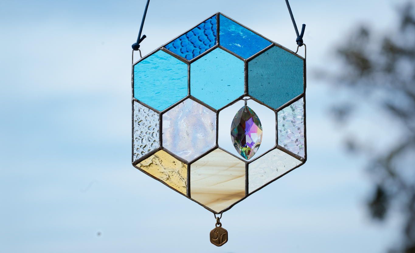 ステンドグラス 蜂の巣 モチーフ (ブルー) サンキャッチャー 手作り インテリア雑貨  ハンドメイド 雑貨 クリスタルガラス 癒し グッズ 室内飾り リラックス ギフト プレゼント 新生活 贈り物 お祝い オフィス飾り おしゃれ インテリア小物