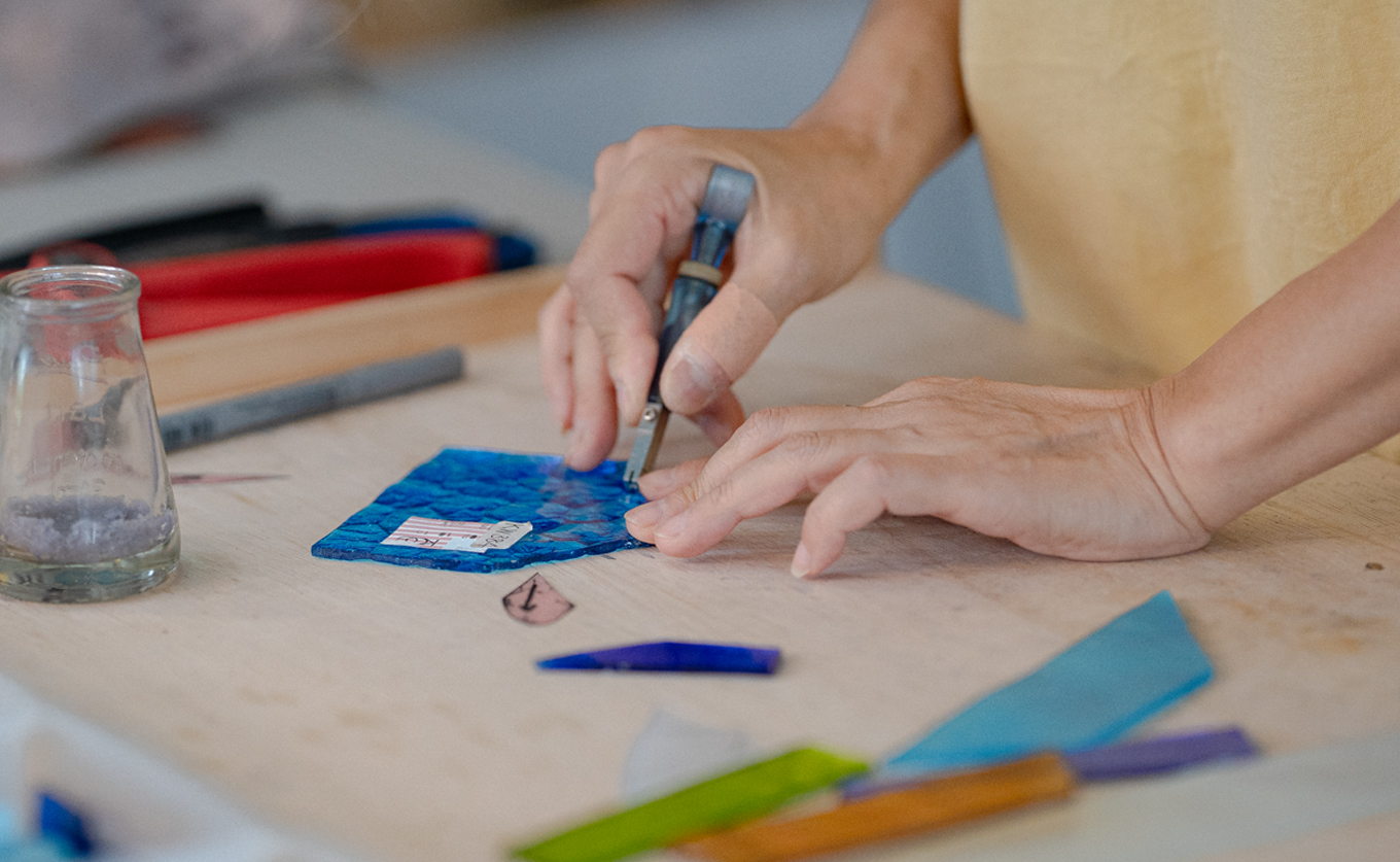 ステンドグラス 蜂の巣 モチーフ (ブルー) サンキャッチャー 手作り インテリア雑貨  ハンドメイド 雑貨 クリスタルガラス 癒し グッズ 室内飾り リラックス ギフト プレゼント 新生活 贈り物 お祝い オフィス飾り おしゃれ インテリア小物