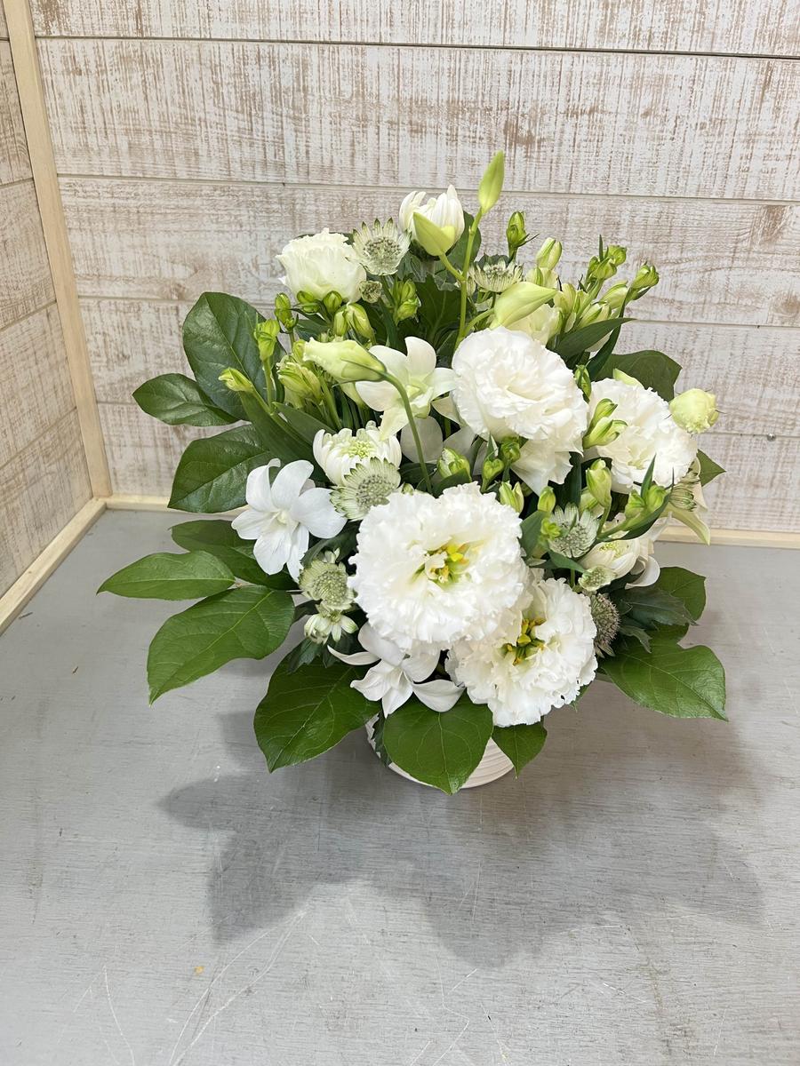 1960年創業 老舗花屋の御供生花アレンジメント（白×グリーン系定番デザイン）