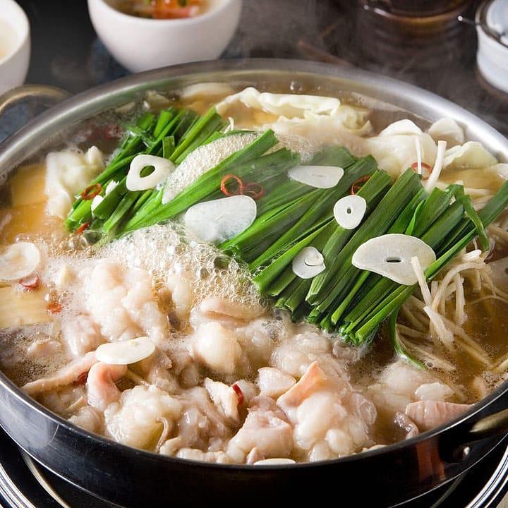 【九州銘柄産 黒毛和牛】博多もつ鍋 西新初喜の醤油味4～6人前 野菜なし【離島配送不可】