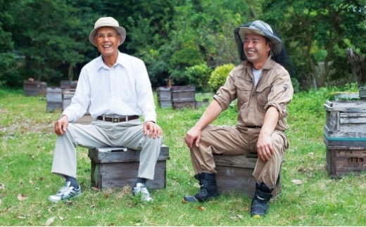 かの蜂 国産 百花蜂蜜 1kg（とんがり容器500g×2本）養蜂一筋60年自慢の一品　