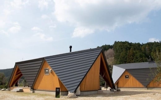 ＜奥八女焚火の森キャンプフィールド＞コテージ宿泊券 福岡 八女市 旅行 自然 アウトドア お泊り お出かけ キャンプ 焚火 木とのふれあい 木育 自然体験 BBQ