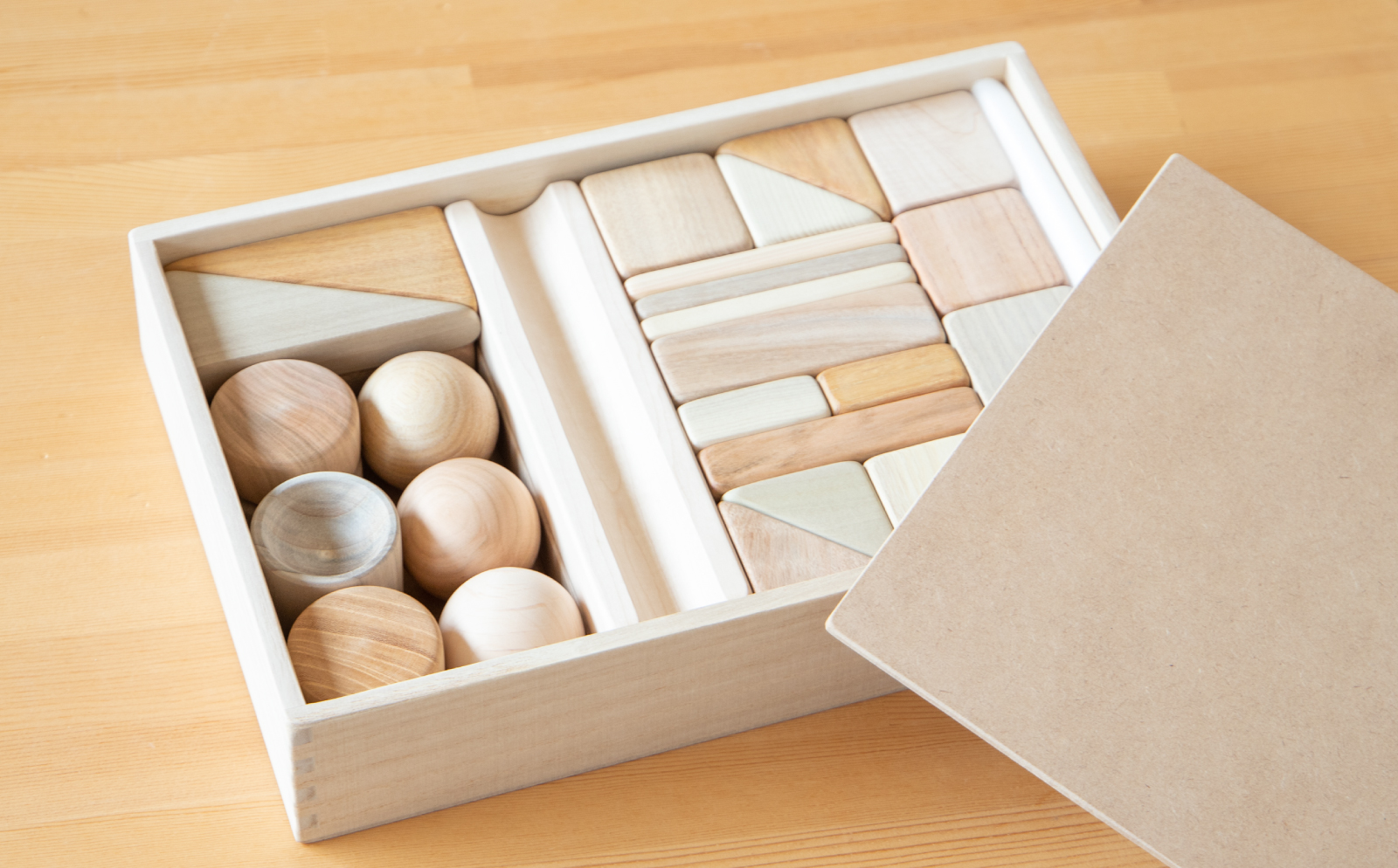 【知育玩具】フタ付版・まあるいかたちのはいったつみき（37ピース） 木製おもちゃ 積み木 子供 誕生日プレゼント ギフト