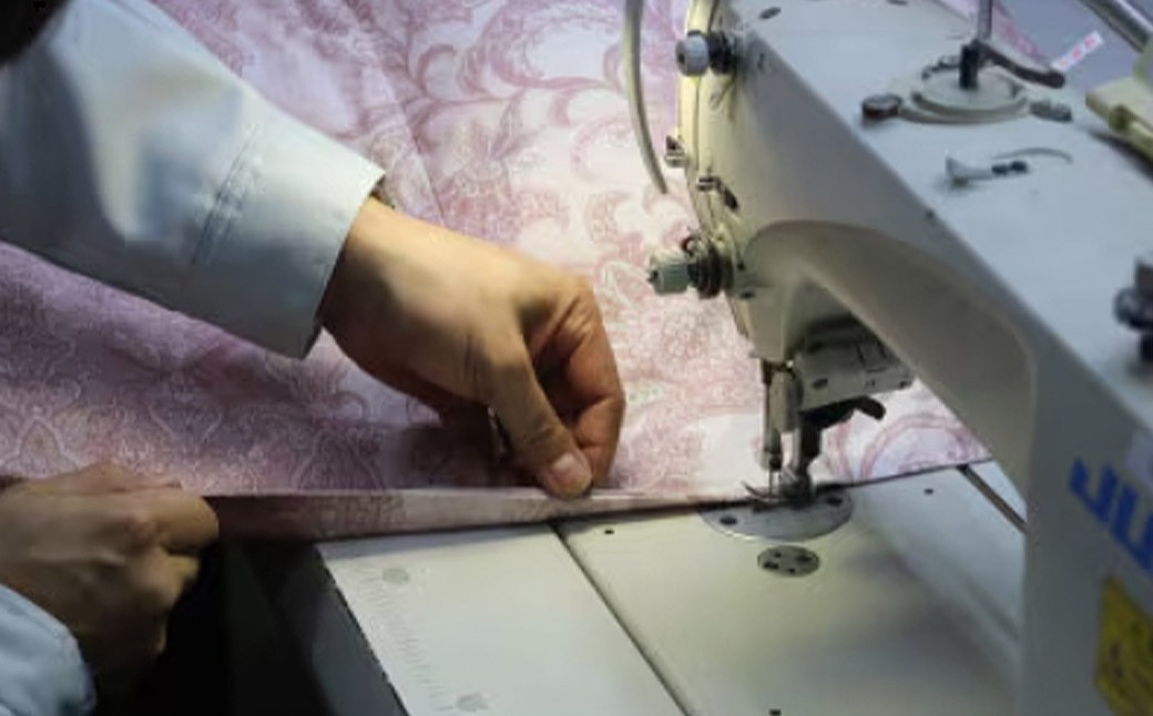 シングル 羽毛 肌掛け ふとん （ ダウン85% ・ 充填量300g ・ ピンク ・ ベージュ系 ）  訳あり 柄おまかせ 洗える羽毛 ふとん 羽毛布団 収納ケース付き 良質 ダックダウン 布団 福岡県 筑後市