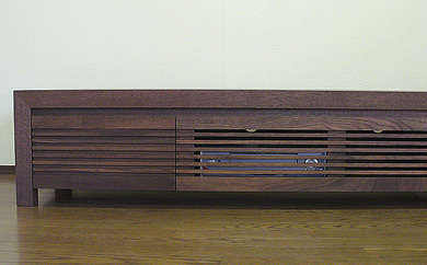 【HARKI テレビボード 180cm】 ウォールナット オイルフィニッシュ リモコン対応 無垢材のルーバー扉が印象的なテレビボード 家具 テレビ台 テレビボード TVボード AVボード 棚 リビングボード サイドボード ローボード MUFactory