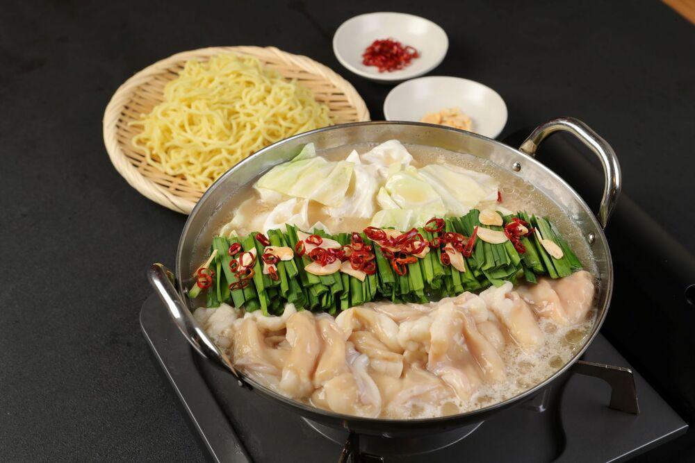 名物 もつ鍋 セット 【 豚骨 醤油 スープ 】 ( 3～4人前 ) | 国産牛 もつ 小腸 ホルモン 鍋セット 久留米豚骨 お取り寄せ グルメ 福岡県 大川市