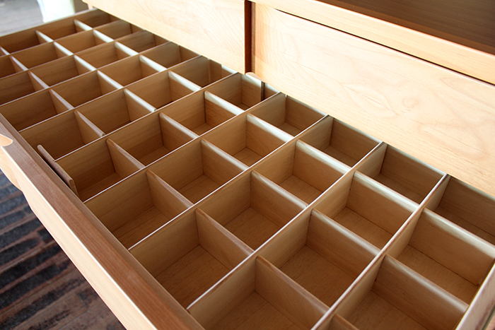 取っ手が変わったアルダー材105-7段ハイチェスト ハート(ブラウン)