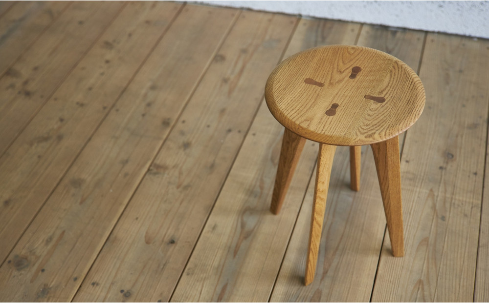 タップルート　無垢材のスツール　ブラウンオーク
