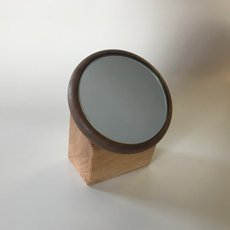 【Face Mirror　ウォールナット材+オーク材】ハンドミラー（手鏡）としてもスタンドミラー（卓上）としてもウォールミラーとしてもご使用いただけます＜フェイスミラー＞ プレゼント 父の日 母の日 入学 卒業 就職 退職 MUKU屋 MUFactory