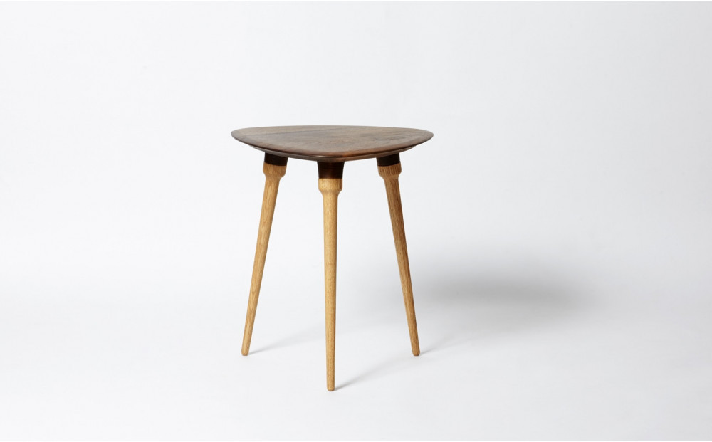 タップルート　無垢材のサイドテーブル　 ウォールナット