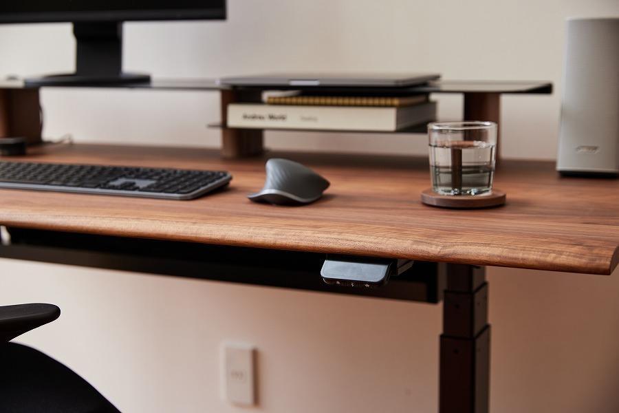 【幅120cm】【ウォールナット】【配線トレー付】【シェルフ付】 電動昇降デスク 無垢材 パソコンデスク WAAKstandingPro