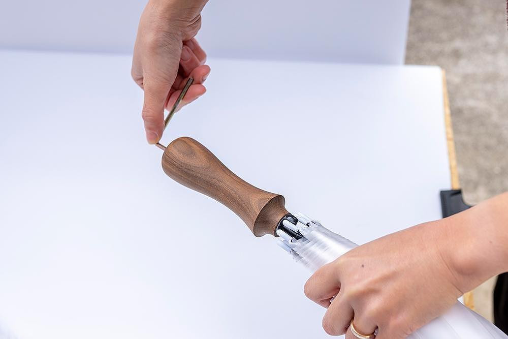 ビニール傘 木製ハンドル 持ち手部分 組み立てキット グリップス Bタイプ：エッジ ロゴ（Grips）有り