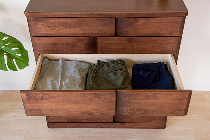 取っ手が変わったアルダー材90-5段ハイチェスト ハート(ブラウン)