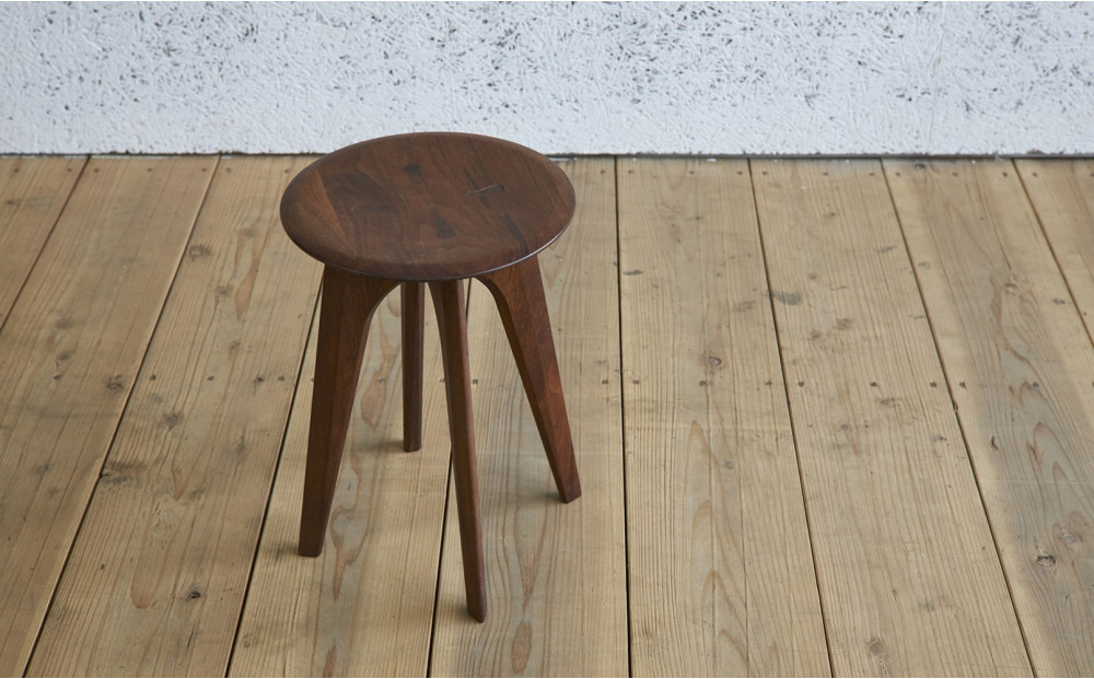 タップルート　無垢材のスツール　ウォールナット
