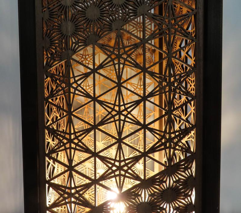 レーザー行灯「趣」Lサイズ  竜胆と八重麻の葉組子デザイン 高さ65cm LED電球付き