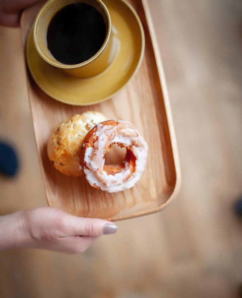 スタイリッシュで木の温かみを感じるトレイ 木製食器 天然木＜ブラウンオーク＞