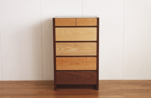 【MOBEL／メーベル 60-5チェスト】★引出しが本体に入り込んだフラットなデザインに異なる5種類の天然木を使った優しいグラデーションの≪5段≫チェスト