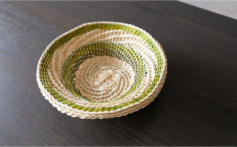 籐かご　らせんの浅皿（中）[カラーラタン彩都] 雑貨 日用品 福祉用品 