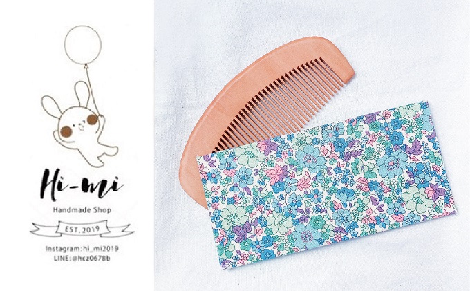 名入れ 椿油漬け 桃の木櫛 ケース付き 青 小花 椿油 椿オイル クシ くし 静電気 防止 木製 髪 ヘアケア ギフト プレゼント 贈り物 