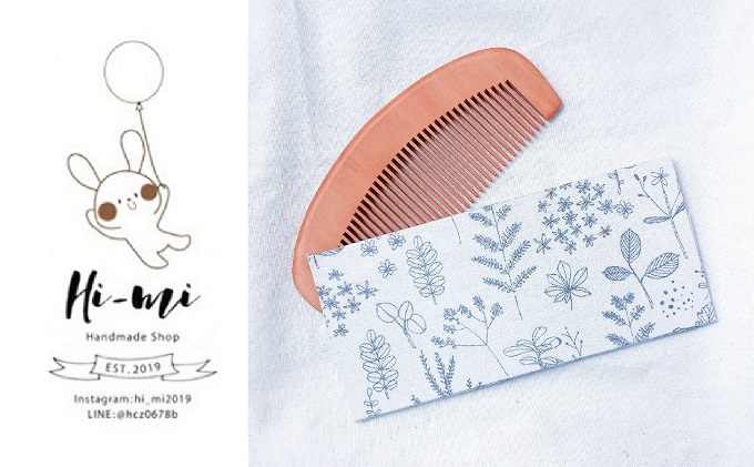 名入れ 椿油漬け 桃の木櫛 ケース付き 白 小花 椿油 椿オイル クシ くし 静電気 防止 木製 髪 ヘアケア ギフト プレゼント 贈り物 