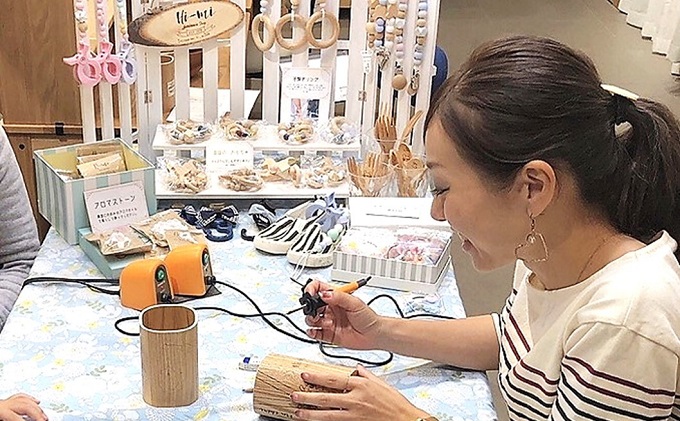 名入れ 椿油漬け 桃の木櫛 ケース付き 白 小花 椿油 椿オイル クシ くし 静電気 防止 木製 髪 ヘアケア ギフト プレゼント 贈り物 