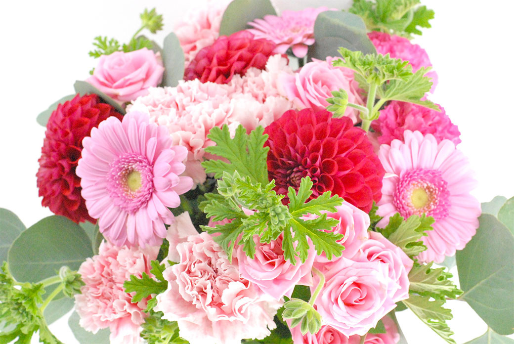 5月は母の月！母の月にぴったりなカーネーションを中心にしたブーケ！花瓶付きタイプ 【2026年5月13日～5月下旬までに発送予定】