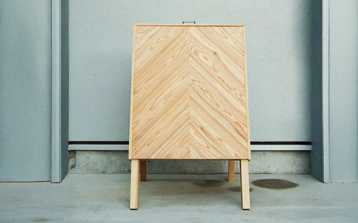 ヘリンボーン柄 木製立て看板 杉 糸島市 / スリークラウド [ASB012]