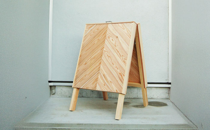 ヘリンボーン柄 木製立て看板 杉 糸島市 / スリークラウド [ASB012]