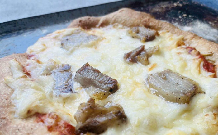 【 糸島豚 × 天然酵母 】 自家製 ベーコン チーズ 全粒粉ピッツァ 自家製トマトソース 1枚 糸島市 / わかまつ農園 [AHB057]