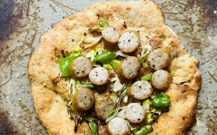 【 完全無添加 】 ソーセージ 天然酵母 全粒粉ピッツァ 1枚 糸島市 / わかまつ農園 [AHB058]