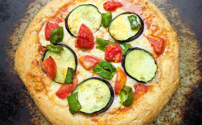 【 糸島野菜 × 天然酵母 】 農園 手づくり 野菜 チーズ 全粒粉ピッツァ 自家製トマトソース 1枚 糸島市 / わかまつ農園 [AHB056]