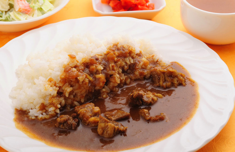 ゴロッ!と入った コラーゲン 牛すじ カレー 200g×5食 セット 合計1kg 岡垣町 福岡県産 牛肉 スジ レトルト 長期保存