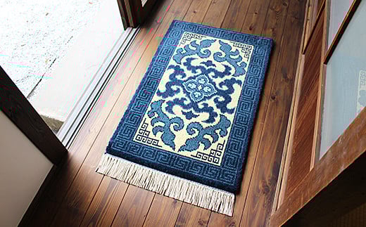 鍋島緞通【手織り】60×90cm 蔓花菱に雷文：C711-004