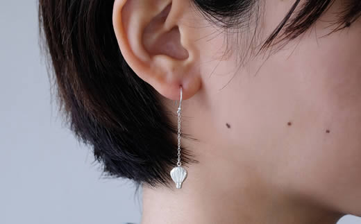 ぷかぷか浮かぶ気球と雲が可愛いシルバーフックピアス：B305-007