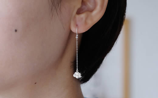 ぷかぷか浮かぶ気球と雲が可愛いシルバーフックピアス：B305-007