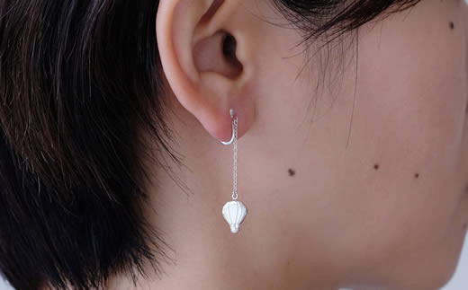 ぷかぷか浮かぶ気球と雲が可愛いシルバーイヤリング：B315-006