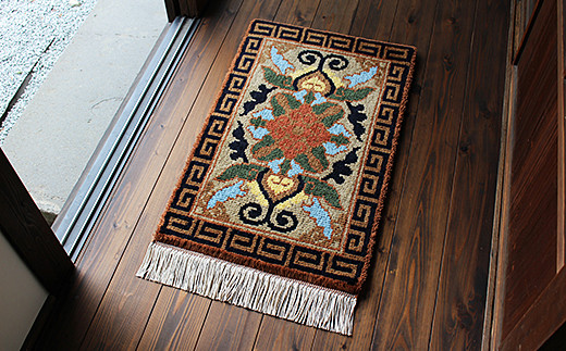 鍋島緞通【手織り】50×80cm 蟹牡丹文縁雷文淡黄：C510-016