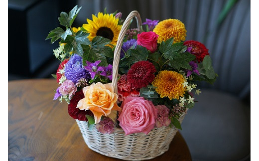 季節の生花のフラワーアレンジメント：B270-001