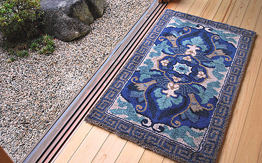 鍋島緞通 [手刺繍] 兜唐花縁雷文 中藍地灰地茶：C510-011