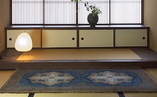 鍋島緞通 [手刺繍] 二対牡丹文縁二重雷文 群緑地：D127-013