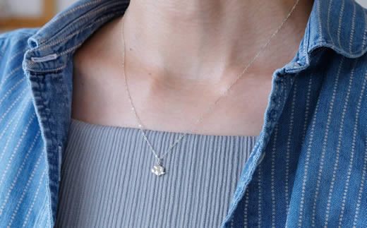 小粒で可愛いシンプルな雲のシルバーペンダント：B270-007