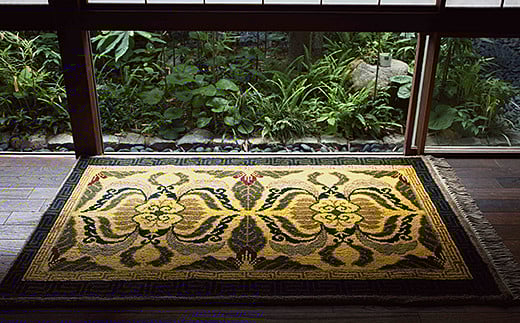 鍋島緞通[手織] 蟹唐草縁二重雷文 山吹地千歳茶：D253-009